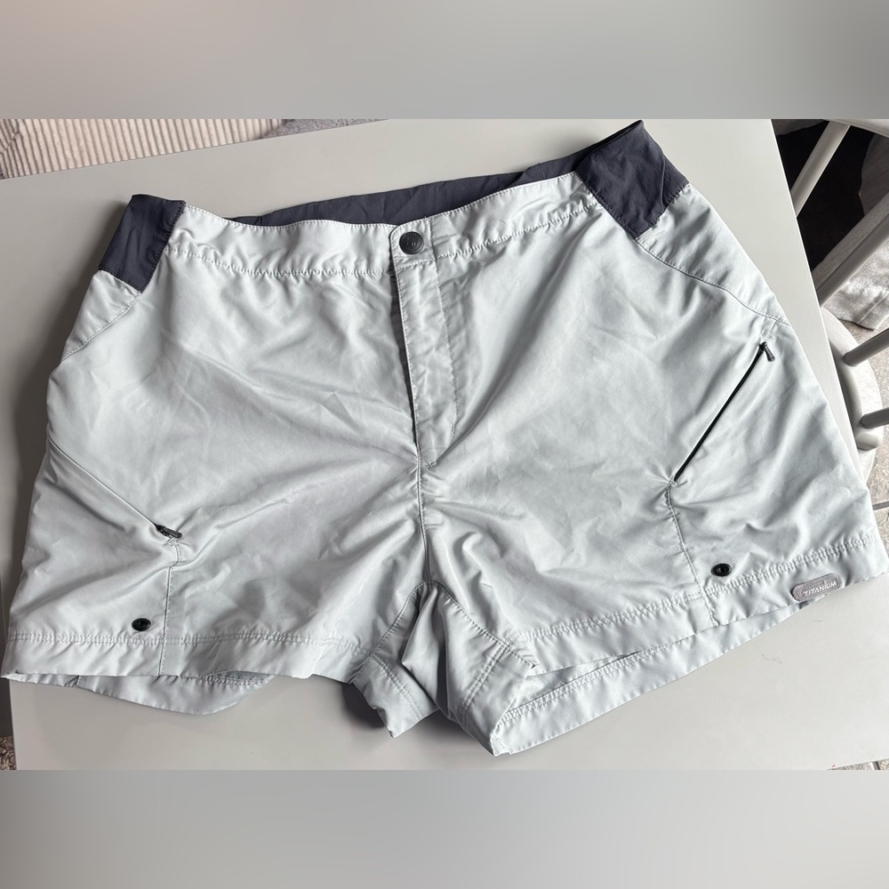 Columbia Titanium Women’s shorts. EUC Light gray Large